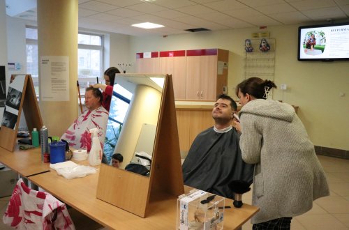 Muži mužům. V novoměstské nemocnici se holilo pro dobrou věc