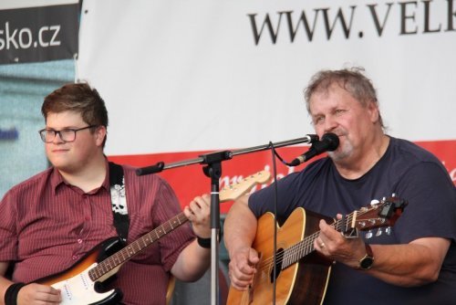 Na náměstí zazpíval Pepa Štross, v sobotu jej vystřídá Impro band