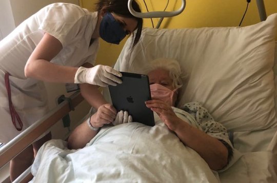 O kontakt s blízkými pacienti nepřijdou. Spojí se přes obrazovku