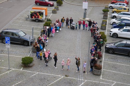 Na náměstí lidé utvořili velký puntík