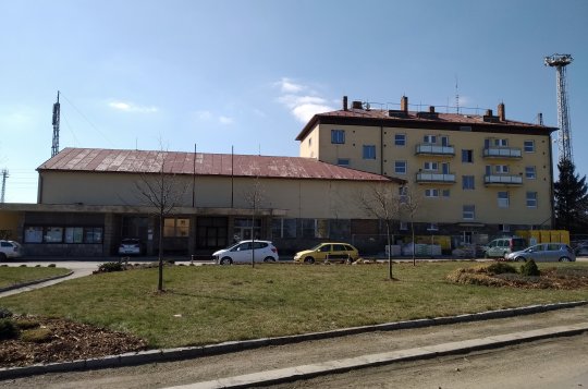 Před budovou vlakového nádraží v Křižanově nezaparkujete