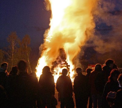 Čarodějnický oheň zapálili lučištníci