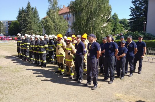 Putovní pohár ze soutěže ve vyprošťování si odvezli žďárští profesionální hasiči