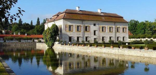 Senioři se mohou hlásit na zájezd na zámek Kratochvíle