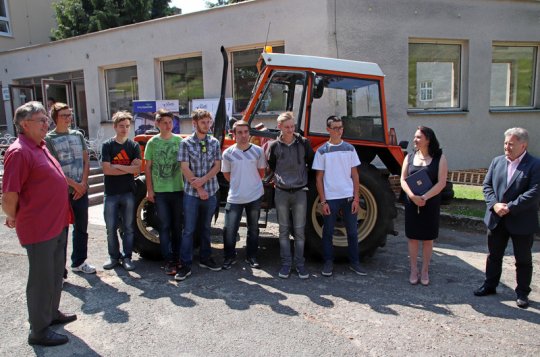 Světlá dostala pro své učně traktor k výuce