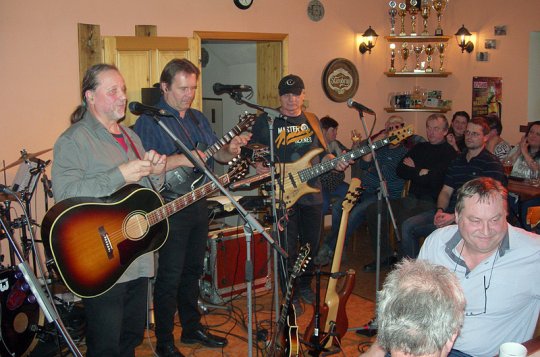 Pozdní sběr má nové CD. Jednu písničku věnoval Tasovu