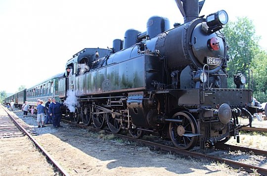 Parní vlak přilákal na nádraží stovky zájemců