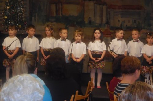 Malí zpěváci zazpívali v nových krojích