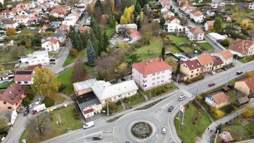 Město nabízí pozemek s budovou na Karlově