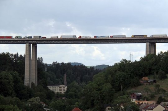 Do Velkého Meziříčí nejezděte - budete hodiny čekat, varuje starosta řidiče na dálnici
