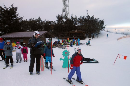 Na sjezdovce se střídá jedna škola za druhou