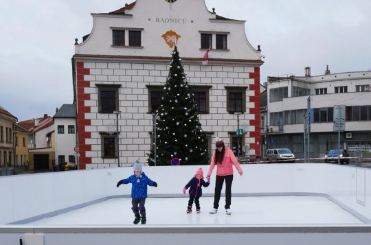 Zabruslete si na umělém kluzišti na náměstí