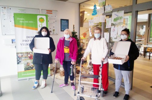 Děti předaly seniorům jedenáct a půl kila cukroví