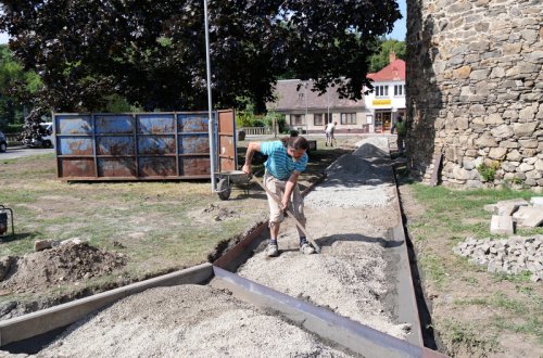 V parčíku bude mlatová cesta