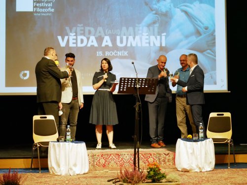 Knihu shrnující patnáct let festivalu filozofie zakoupíte v hale radnice