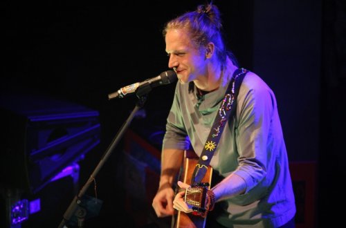 Přátelé, mluvme spolu, vyzval Klus na koncertě