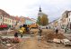 Dlažba postupuje před radnici, na řadu brzy přijdou i nové lípy