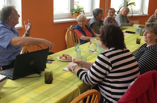 Senioři se účastnili besedy s policistou