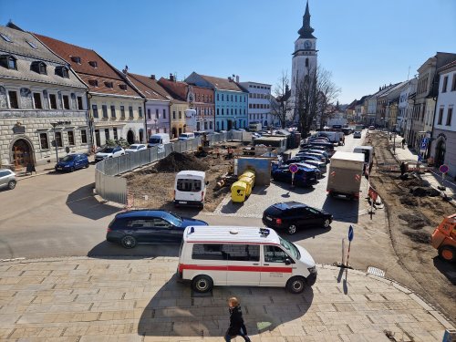 Parkování na náměstí bude od pondělí dočasně zakázáno