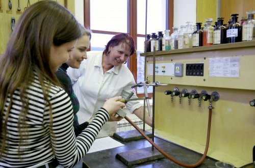 Gymnázium lákalo speciálními učebnami a laboratořemi