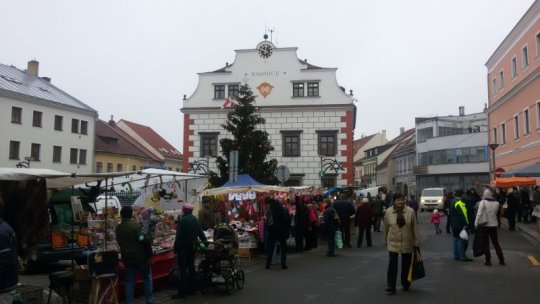 Na náměstí je vánoční trh