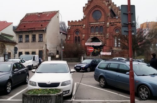 Řidiči v sobotu vyjedou z náměstí jedině kolem Kotvičky