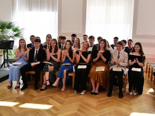 Maturanti převzali vysvědčení a vykročili do nového života