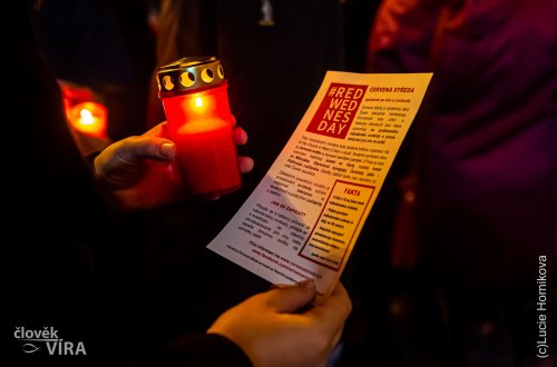 Kostely v Meziříčí a Mostištích se večer zahalí do červené. Akce připomene pronásledované věřící