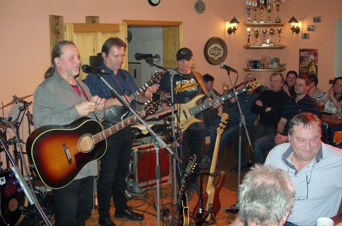 Pozdní sběr má nové CD. Jednu písničku věnoval Tasovu