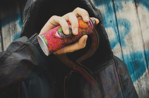 Mladý pár posprejoval chodníky ve třech městech