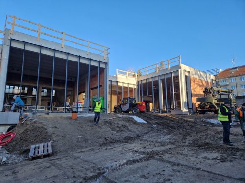 Prosklená fasáda knihovny je před dokončením