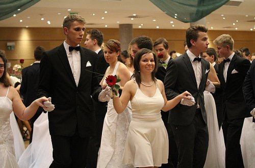 Na plese v bílém nechyběly polonéza i soutěže