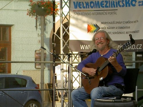 Jaroslav Hutka zazpíval také píseň o Mistru Janu Husovi