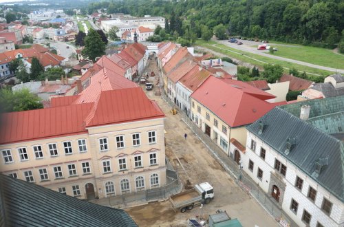 Za plotem stavby se dá stále nakupovat. Podpořme místní obchody