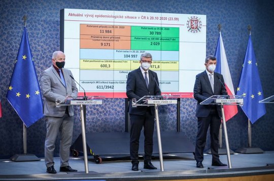 Vláda omezila volný pohyb i služby