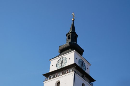 Z věže se ozývalo hrkání