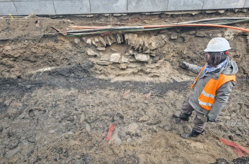 Kamenné ostění a dřevěný vodovod. Archeologové dokončili výzkum pod radnicí