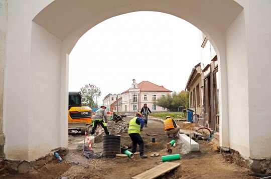 Dlaždiči postupují do Komenského ulice