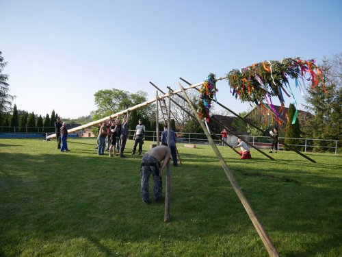 Chlapi z Olší si mákli a májka stojí