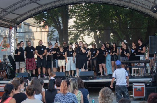 Náměstí roztančí muzikálové písně v podání divadla Ikaros