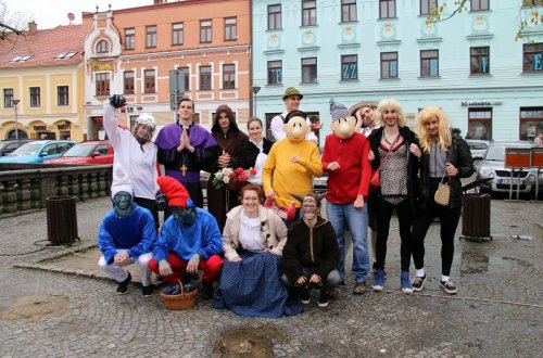 Maturanti vyrazili do ulic. Mají poslední zvonění