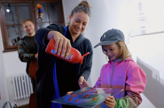 Grafika, krajina a hudba. Výstava PŘES oživila LuGy