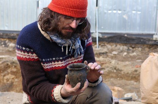 Archeologové ze země vytáhli celé hrnce i kachel s českým lvem