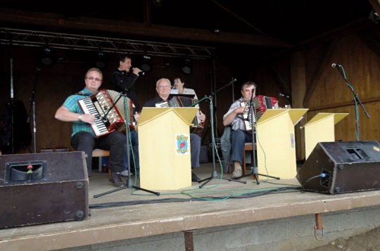 Harmonikáři zahráli ve Lhotkách pojedenácté