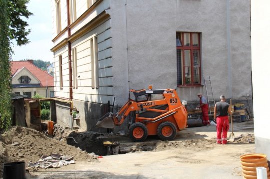 Na gymnáziu je staveniště, začíná i obnova hřiště