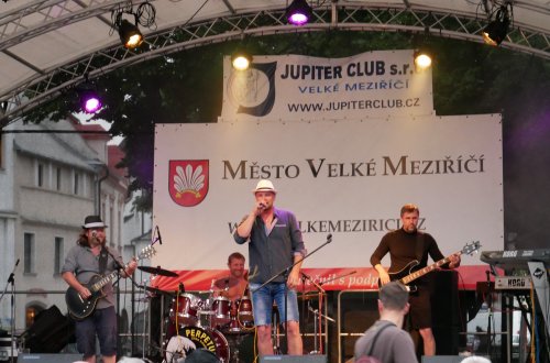 Kam vyrazit o víkendu? Poslechněte si hudbu, ochutnejte víno nebo zkoukněte film