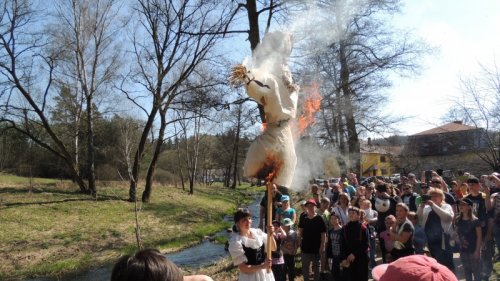 Vynesením Morany se lidé v Balinách rozloučili se zimou