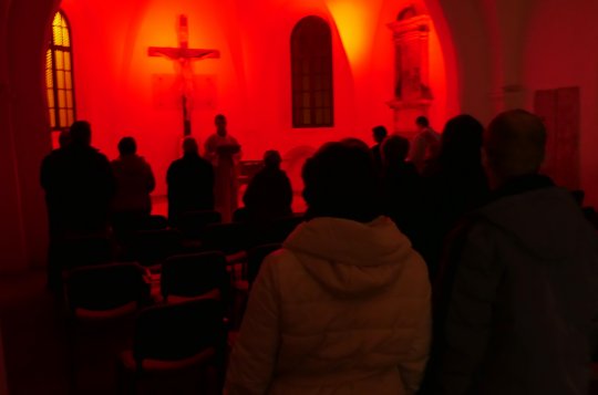 Kostel na náměstí a Špitálek se zahalily do červené barvy