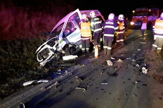 U Kozlova se střetla dvě osobní vozidla a dodávka