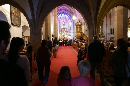 Lidé už podesáté navštěvovali noční chrámy